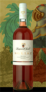 "Solice vino rose Negroamaro" DOC "Brindisi" vino Ros� uvas 100% Negroamaro. Las uvas son transportadas en la bodega con carros peque�os. El vino viene introducido en un vinificador inox donde esta al contacto por 4/5 horas con cascaras y mosto. Despu�s de la decantaci�n el mosto, separado de las cascaras, fermentar� a temperadura controlada in tanques de 50 hl. Alcohol 12,10 % vol. Grado alcoh�lico 12,10% vol.Acidez total 5,60 gr/lAnh�drido sulfuroso tot. 80 mg/lpH 3,56