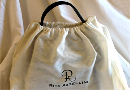 La collezione Rita Azzellini � studiata apposta per la Donna esigente che ama l'esclusivit� e l'eleganza, in ogni sua forma; una Donna che non baratta la propria personalit� con le tendenze del momento. Sia nella quotidianit� di tutti i giorni che nell'evento di una cerimonia o di un'occasione speciale, una borsa Rita Azzellini sa trasformarsi da utile oggetto a fine corredo di un abbigliamento e di un proprio essere che sa e vuole farsi ammirare
