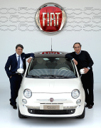 Luca De Meo, CEO Fiat Automobiles, e Sergio Marchionne, CEO Fiat Group Automobiles, con Fiat 500 (2007) Il Gruppo FIAT, a partire dalla fine degli anni sessanta, ha acquistato o si  comunque assicurato il controllo di una vasta gamma di aziende, tra cui: Aziende automobilistiche, il lungo elenco comprende anche marchi molto noti come Lancia, Autobianchi (a suo tempo incorporata dalla Lancia), Alfa Romeo (inglobati assieme al marchio Fiat dalla controllata Fiat Auto), Ferrari, Maserati e Innocenti (i modelli della quale ultima non sono pi in produzione dal 1997 Fiat Veicoli Industriali Iveco producono autocarri e mezzi commerciali per uso speciale o per trasporti specifici. Iveco ha incorporato nel tempo OM, Magirus-Deutz, Enasa (Pegaso) e altre aziende. Autobus - prodotti da Iveco anche con i marchi FIAT e Irisbus. Mezzi agricoli - Il gruppo Fiat ha sempre prodotto trattori agricoli fin dalla sua nascita con il marchio Fiat Trattori, poi divenuto FiatAgri e oggi possiede CNH Global, che produce con i marchi CASE, New Holland, Steyr e Flexy-Coils Alfa Romeo, Aro, Asia motors, Audi, Austin, Lancia, Bedford, Rolls Royce, Bmw, Buick, Cadilac, Chevrolet, Chrysler, Citroen, Daewoo, Daihatsu, Datsun, Nissan, Ferrari, Ford, Fiat, Hillman, Honda, Hyundai, Isuzu, Iveco, Jaguar, Jeep Chrysler, Lamborghini, Lexus, Land Rover, Lotus, Mazda, Mitsubishi, Oldsmobile, Mercedes Benz, Nissan, Opel, Peugeot, Porsche, Renault Espace, Opel Sintra, Ford Galaxy e Fiat Ulysse.  Saab, Toyota, Volkswagen, Volvo