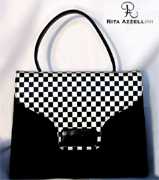 Nuestra coleccion propone una linea de bolsos y carteras, unicas en su genero por estilo y acabado artesanal. Cada coleccion de carters firmado Rita Azzellini esta disenada contiene una variedd de bolsos que esposan clasico y moderno, una mezcla de fantasia y elegancia exaltato por la alta calidad del material utilizado: "piel de cabrito", enteramente trabajado a mano; gracias a todo esto se obtiene un producto final que va mas alla como simple complemento de moda para un publico femenino. La marca Rita Azzellini garantiza, rispeta y conserva el "buen gusto" y la tradicion en el mundo del producto made in Italy