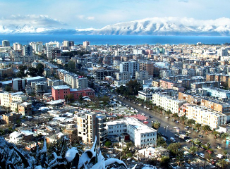 Vlora o Valona  una bellissima citt ubicata al sud dell'Albania sul mare Adriatico e Mediterraneo di fronte a Otranto in Italia, vicino alla Grecia, offre 300 giorni di sole annuo con tante spiaggie ancora vergini tutte bandiere blu con delle montagne a due passi che d'inverno offrono tanto agli sport invernali