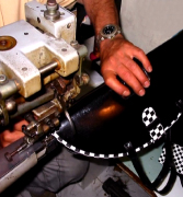 Prodotta interamente a mano in Italia, la collezione Rita Azzellini � studiata apposta per la Donna esigente che ama l'esclusivit� e l'eleganza, in ogni sua forma; una Donna che non baratta la propria personalit� con le tendenze del momento. Sia nella quotidianit� di tutti i giorni che nell'evento di una cerimonia o di un'occasione speciale, una borsa Rita Azzellini sa trasformarsi da utile oggetto a fine corredo di un abbigliamento e di un proprio essere che sa e vuole farsi ammirare