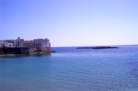 Casas y pisos en venta en el magnifico salento playas con arena blanca y mares transparentes, Salento cuenta con su ciudad joya Lecce, ciudad blanca con una magnifica arquitectura barroca y siempre viva. Lecce conocidad como la Florencia del sur construida con piedra natural blanca con construcciones que parecen esculturas bellisimas. Como bonus esta muy cerca a la playa. Ademas lugar de shopping, gran cantidad de optimos restaurantes, bars y discotecas hacen que Lecce y el Salento sea uno de los lugares mas importantes y elegidos por muchos Italianos para vacaciones