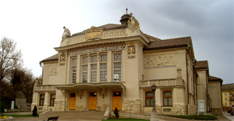 Klagenfurt tourism office, offers daily in July and August, free guided tours of the old city centre, except on Sundays and public holidays. Klagenfurt Guided tours for groups: All year round upon advance request. Individual persons can join the guided group tours free of charge (simply register with the information desk). In short: Walking, shopping, pleasure  Klagenfurt has a lot to offer. Tip: At night, the city shines and the facades, illuminated by resplendent lights, look magic.... VISIT KLAGENFURT