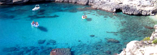 Casas y pisos en venta en el magnifico salento playas con arena blanca y mares transparentes, Salento cuenta con su ciudad joya Lecce, ciudad blanca con una magnifica arquitectura barroca y siempre viva. Lecce conocidad como la Florencia del sur construida con piedra natural blanca con construcciones que parecen esculturas bellisimas. Como bonus esta muy cerca a la playa. Ademas lugar de shopping, gran cantidad de optimos restaurantes, bars y discotecas hacen que Lecce y el Salento sea uno de los lugares mas importantes y elegidos por muchos Italianos para vacaciones