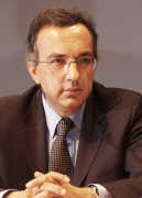 Sergio Marchionne, CEO Fiat Group, Chairman e CEO Fiat Group Automobiles SpA - Fiat Group Nel 2004 muore Umberto Agnelli. Ai vertici del Gruppo vengono nominati presidente Luca Cordero di Montezemolo, vice presidente John Elkann e amministratore delegato Sergio Marchionne, la squadra artefice di una profonda trasformazione culturale del gruppo. Viene avviato un rigoroso piano di contenimento dei costi e di rilancio industriale che permette nel 2005 il ritorno all'utile netto per il Gruppo. Lottimo andamento economico degli ultimi anni  stato confermato dai risultati conseguiti nel 2007: il fatturato ha sfiorato i 59 miliardi di euro. Una crescita avvenuta in maniera omogenea tra le varie aree del mondo e tra i vari settori operativi. Tutti, infatti, hanno contribuito con nuovi prodotti e soluzioni: debutta lAlfa Romeo 159, Lancia per i cento anni dellazienda presenta la New Ypsilon, mentre da Maranello esce linnovativa 599 GTB Fiorano. Maserati affascina con il coup Gran Turismo. Iveco amplia lofferta con veicoli a bassa emissione, propone il nuovo Daily e il nuovo Stralis. CNH si aggiudica con il trattore T 7000 il titolo di Tractor of the Year 2007. Ma il simbolo e lemblema della rinascita e dellaffermazione del Gruppo  la nuova Cinquecento, eletta Auto dellanno2008